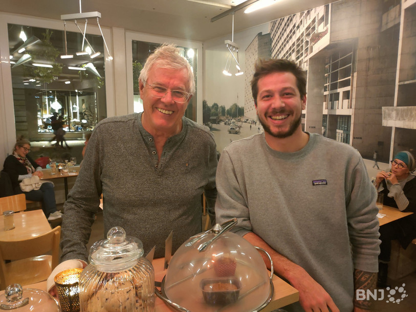 Reto Juon et son successeur Andreas Kurz accoudés au bar du Café du Coin.