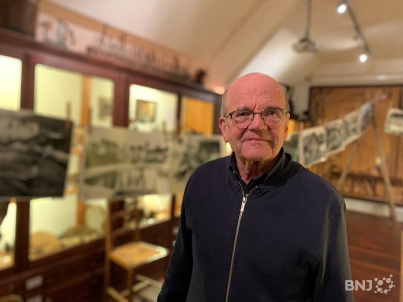 Laurent Huguenin, conservateur du Musée régional de La Sagne, au milieu de la lessive de photos. 