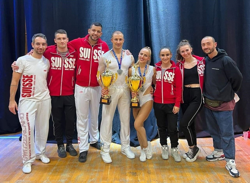 Ioulia Ioudina et Fabien Ropraz (au centre), entourés de Nolwenn Steffen, Thierry Cordey, Pauline Ansermet et Raphaël Guye. Les six athlètes sont encadrés par les entraineurs Maurizio Mandorino et Stephan Schlegel. (Photo: Rock'n'Fly)