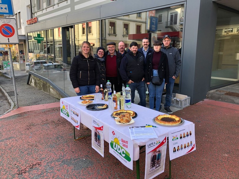 Les candidats de l'UDC partent en campagne en vue des élections à Tramelan. De gauche à droite : Deborah Kläy, Monika Sommer, Pierre Sommer, Georges Juillard, Cyrille Müller, Jean-Charles Juillard, Naiké Vuilleumier-Rotzer, Richard Juillard. (Photo : UDC Tramelan)