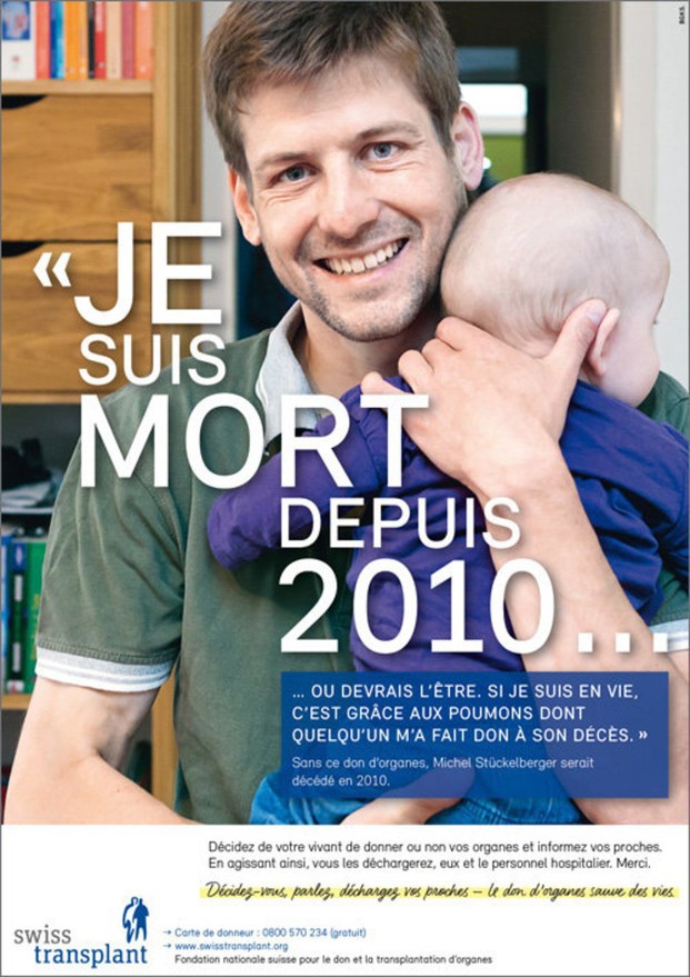 Homme avec un bébé dans les bras