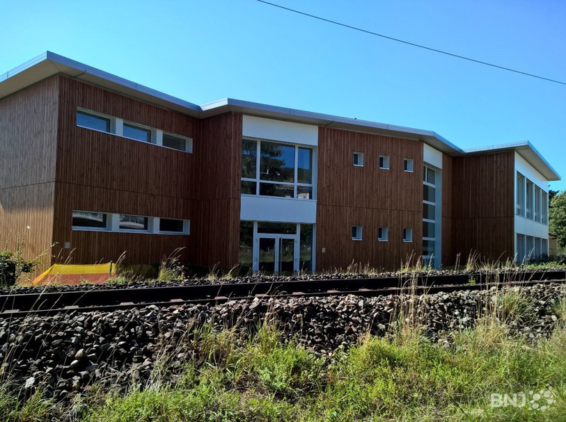 La nouvelle extension du Collège des Safrières et sa façade recouverte d'un lattage ajouré.