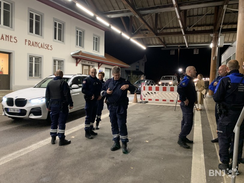 Cent vingt fonctionnaires des forces de l'ordre francçaises et suisses ont participé mardi à une opération de contrôle entre les cantons de Neuchâtel et du Jura et la Franche-Comté.