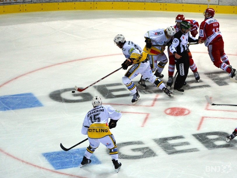 Stefan Mäder et le HC Ajoie s'inclinent sur la route pour leur premier match de la saison