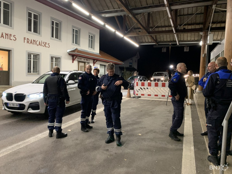 Cent vingt fonctionnaires des forces de l'ordre françaises et suisses ont participé mardi à une opération de contrôle entre les cantons de Neuchâtel et du Jura et la Franche-Comté.