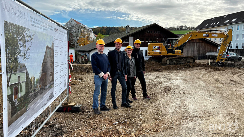 De gauche à droite : l'archéologue cantonal Robert Fellner, le ministre Martial Courtet, l'architecte cantonale Sveva Gobat et le directeur du Jurassica Museum Damien Becker.