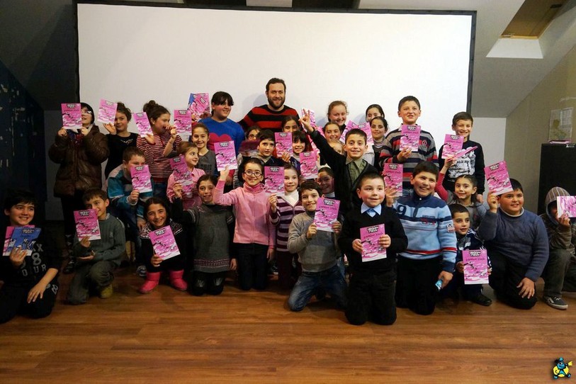 Pas de sièges de cinéma pour les jeunes spectateurs géorgiens, mais une grande joie en découvrant les films de la Lanterne magique.