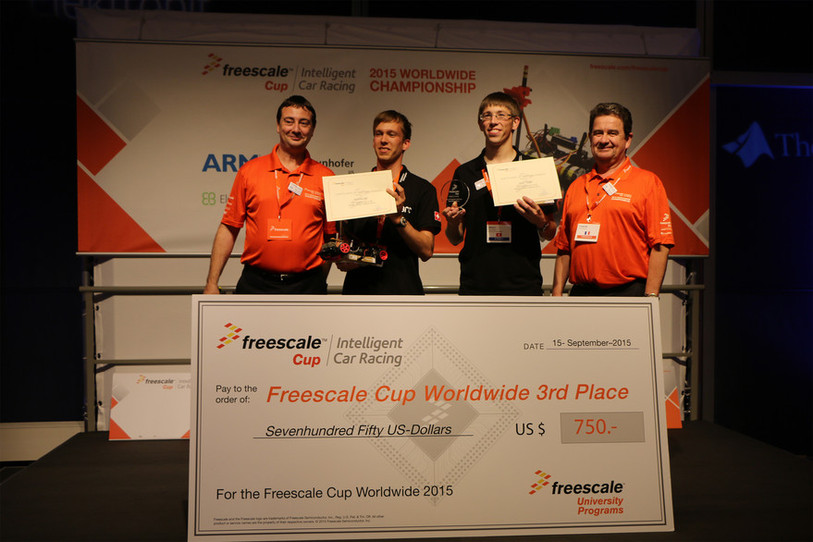 Valentin Py et Louis Hêche (de gauche à droite) reçoivent leur prix, entourés de représentants de Freescale.
