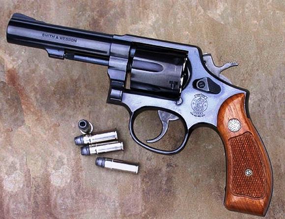 C'est avec un revolver de ce type que le mari jaloux a tué sa femme.