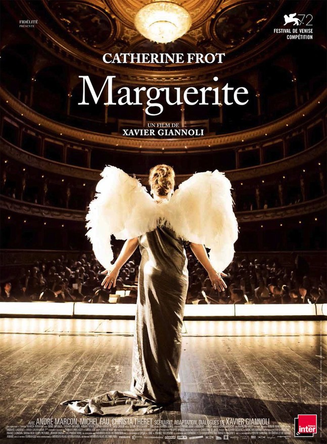 Affiche du film Marguerite avec Catherine Frot de dos sur scène avec des ailes d'ange