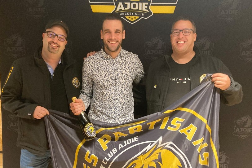 Deux membres du fan's club Les Partisans ont offert une bouteille à Jordane Hauert pour fêter ce 1'000e match.
