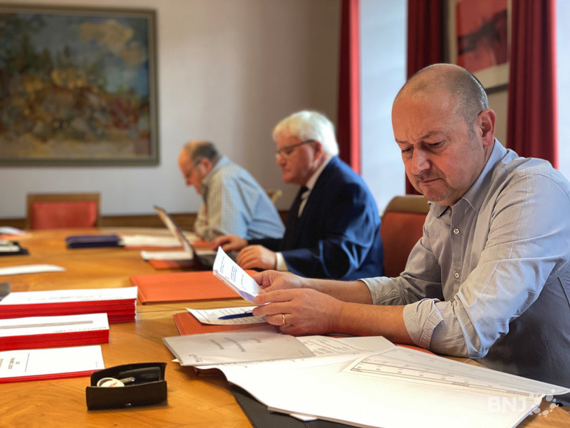 Le trésorier municipal Fabrice Zartemi était présent vendredi pour la présentation du budget en compagnie du maire de Moutier Marcel Winistoerfer et du conseiller municipal en charge des finances Marc Tobler.