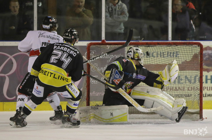Julien Privet trompe Sascha Rochow et inscrit le 3-1 pour Viège (photo : Mauricette Schnider)