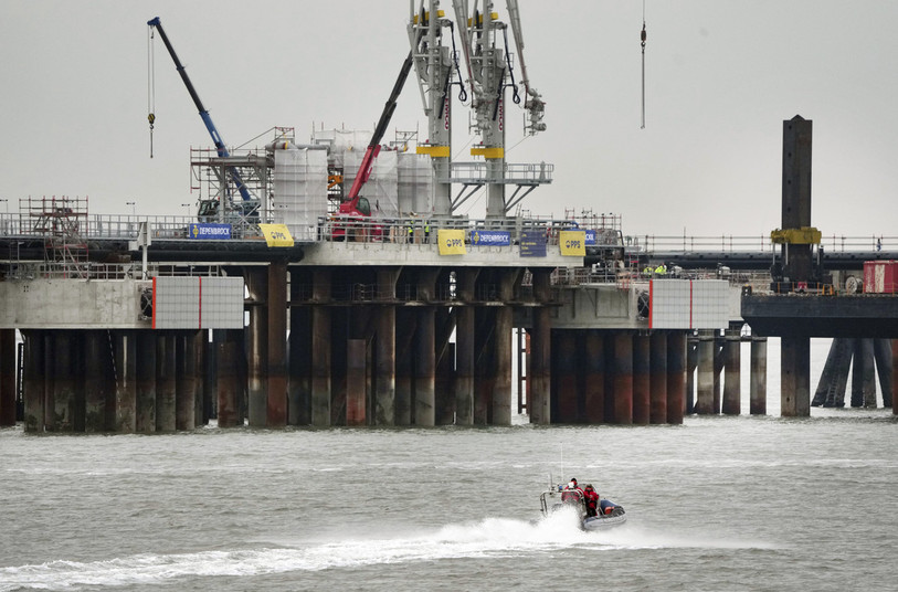 Un terminal permettant d'accueillir du gaz naturel liquéfié est en construction dans la mer du Nord, à Wilhelmshaven. (Photo : AP Photo/Michael Sohn).