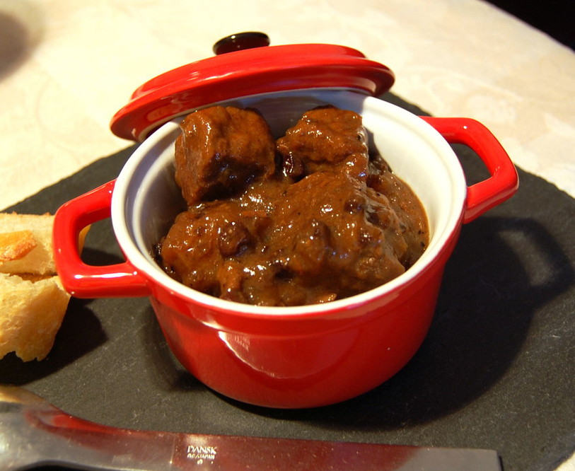 casserole contenant de la carbonnade flamande