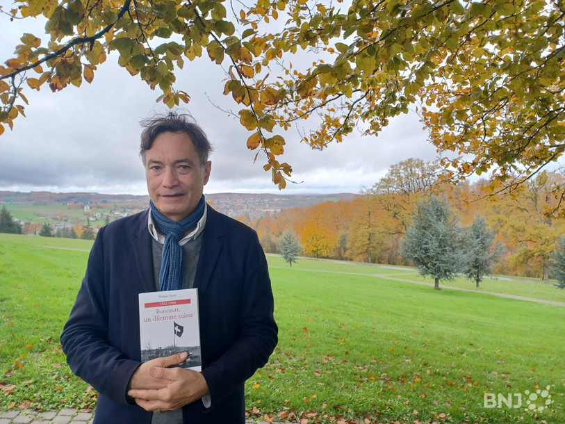 Le biographe français Philippe Turrel pose au Domaine de Mont-Renaud avec la frontière et Delle en toile de fond.