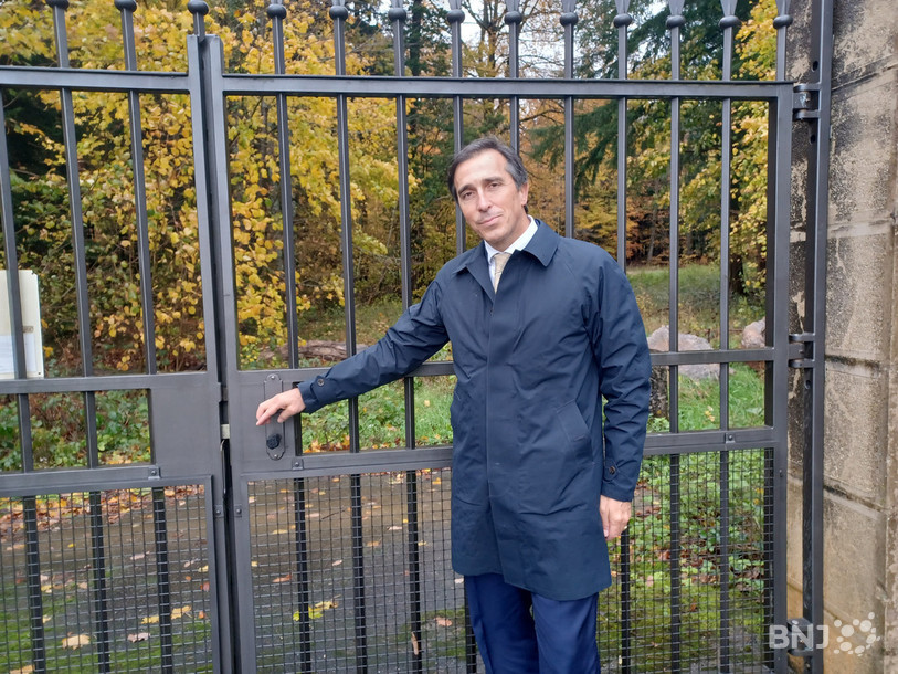 Régis Burrus devant la Porte de France du Domaine de Mont-Renaud. C'est par elle que les réfugiés parvenaient à trouver secours auprès de la famille Burrus durant la Seconde Guerre mondiale.