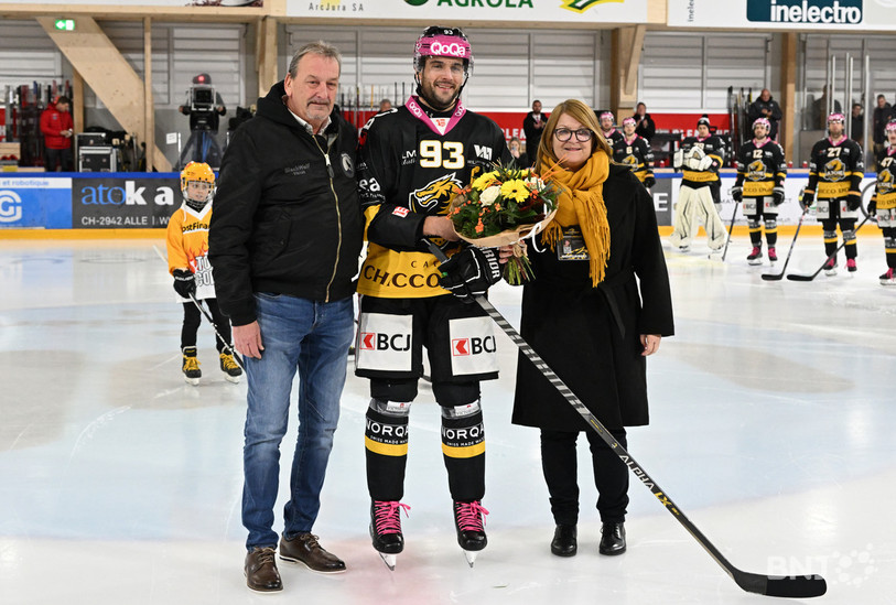 Jordane Hauert a été fleuri par les dirigeants du HC Ajoie, son club de toujours. (photo : Georges Henz)