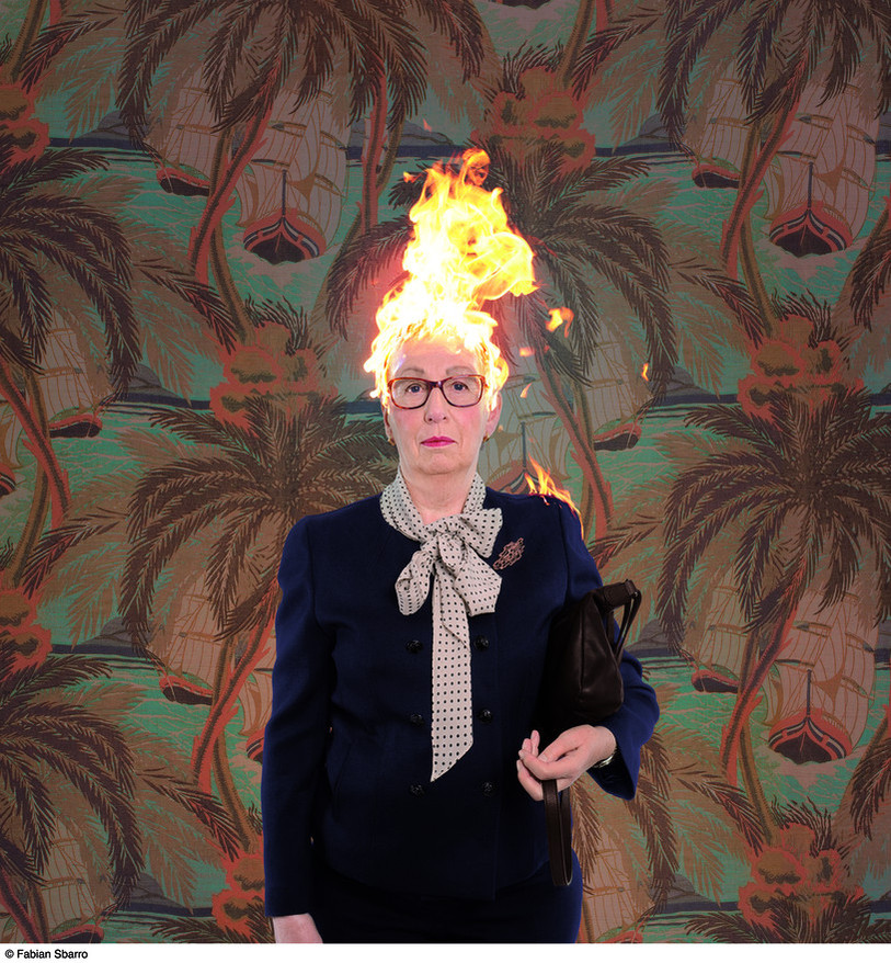 Femme âgée avec un chignon en feu