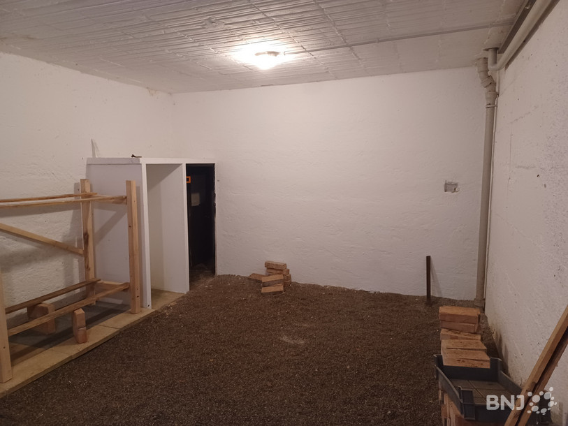 La cachette vue de l'intérieur. On décèle au fond l'image à gauche le passage qui était caché par des étagères et des vivres.