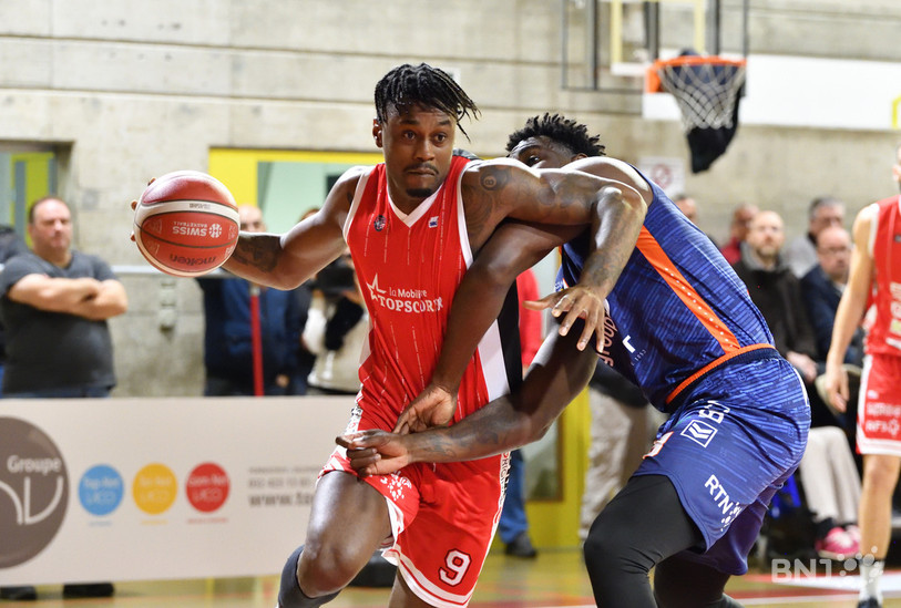 Martins Igbanu et les Jurassiens sont passés à travers et se sont heurtés à une solide équipe neuchâteloise. (Photo : Georges Henz)