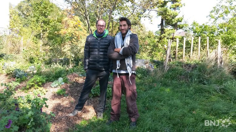 Alexandre Aebi et Oscar Morand dans le jardin de permaculture de l'Unine