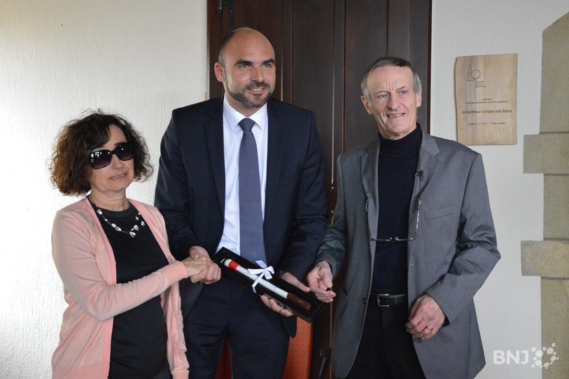 Le conseiller d'Etat Laurent Favre a reçu une canne en chocolat des mains de Françoise Witschi et Didier Wertheimer, tous deux membres de la Fédération suisse des aveugles et malvoyants