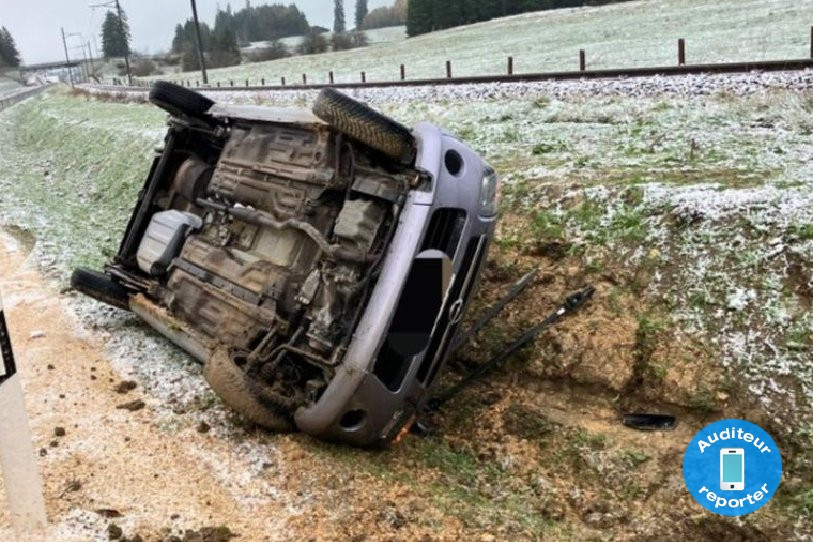 La voiture s'est retournée lors de l'accident. (Photo : Auditeur reporter).