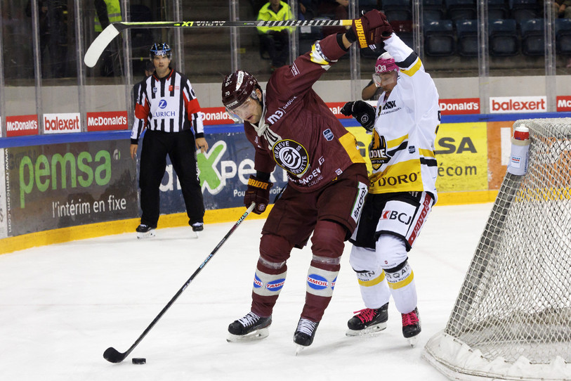 L’Ajoulot Anthony Rouiller (en blanc) est à la lutte avec le Genevois Teemu Hartikainen. Les Aigles ont eu le dernier mot (photo : KEYSTONE/ Salvatore Di Nolfi)