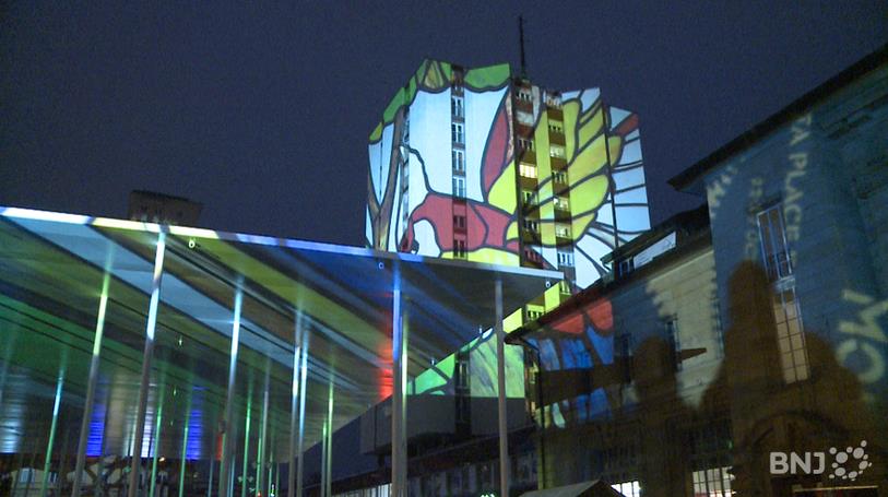 Les immeubles qui entourent la nouvelle place ont été parés de lumière l'espace d'une demi-heure.