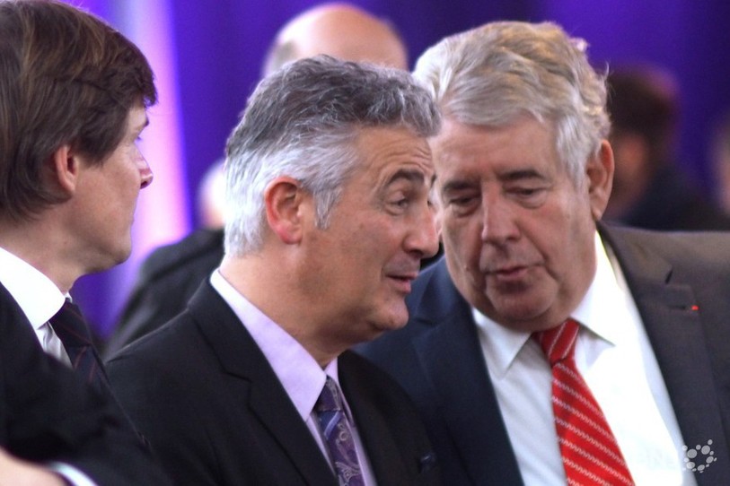 Echanges entre le président de la Ville de Neuchâtel, Thomas Facchinetti, et le Maire de Besançon, Jean-Louis Fousseret.