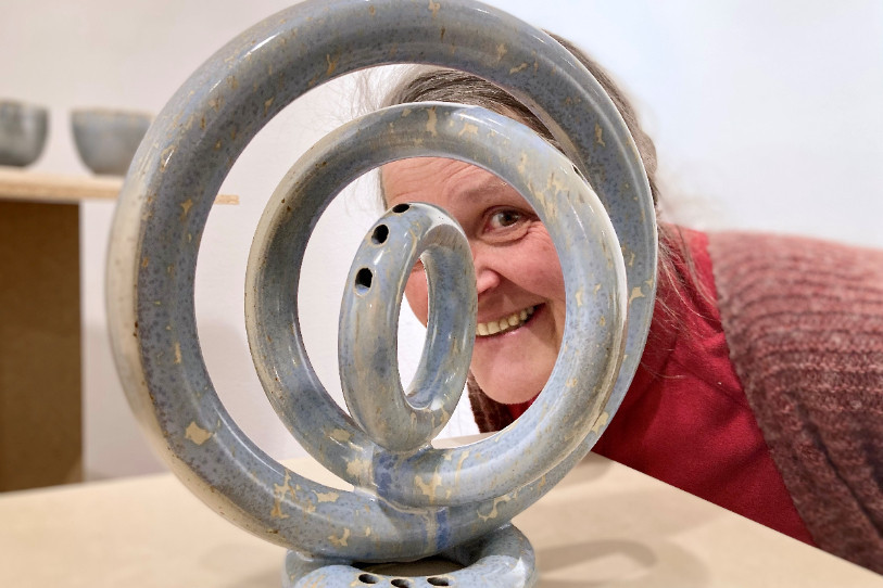 Anne Gindrat présente jusqu'au 18 décembre son exposition de céramiques « L’Argile Agile » au Château de Miécourt.