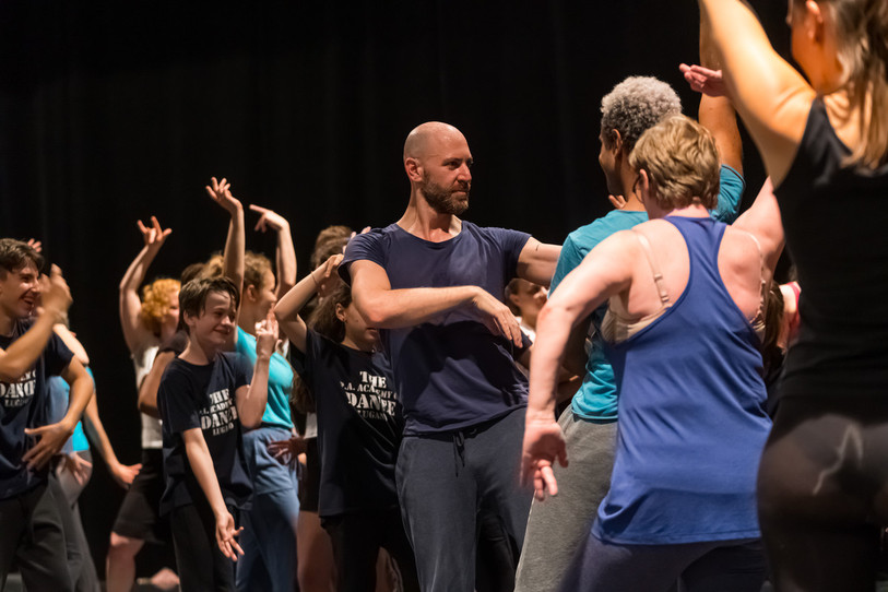 Les danseurs réunis sur scène lors de l'échauffement à l'occasion de la 1re édition du festival Patrimoine culture, danse ! à Lucerne. (Photo: Ingo Höhn)
