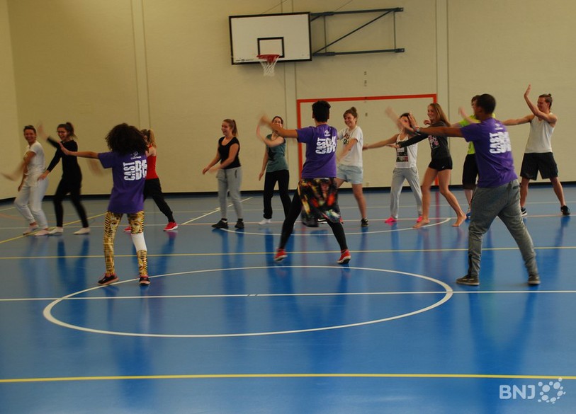 Des étudiants de Up With People ont donné un cours de danse au Lycée Blaise-Cendrars mercredi matin.