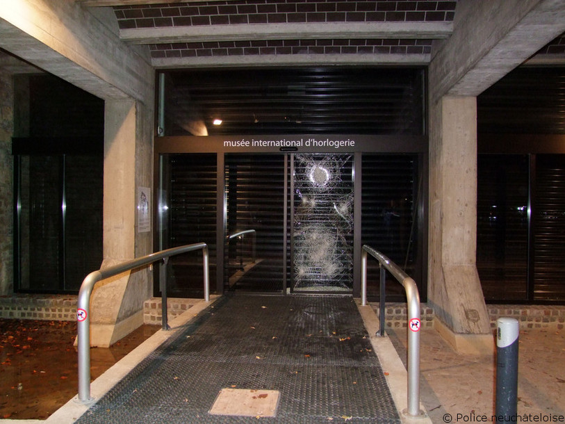 La porte du MIH a résisté au choc.