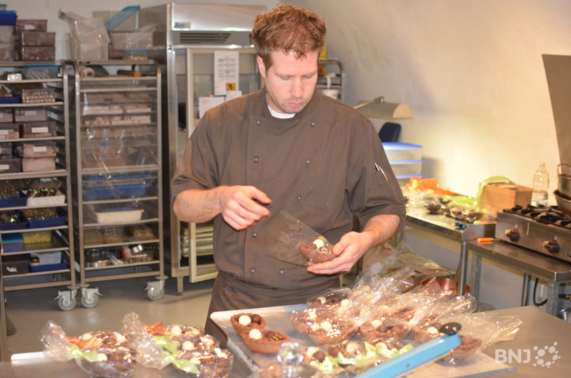 Sébatien Langel confectionne des oeufs en chocolats remplis de spécialités