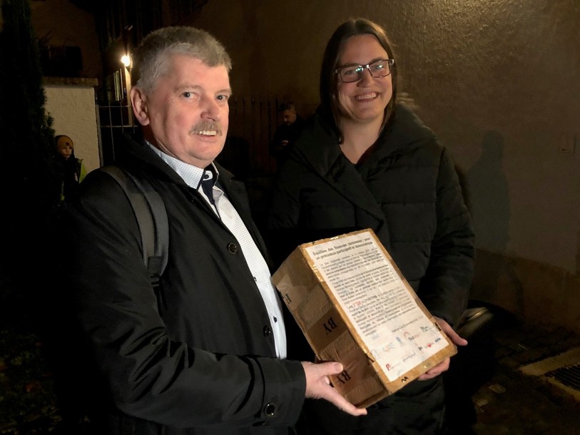 Le président de la coordination des syndicats de la fonction publique jurassienne Rémy Meury a remis la pétition à la présidente du Parlement Brigitte Favre.