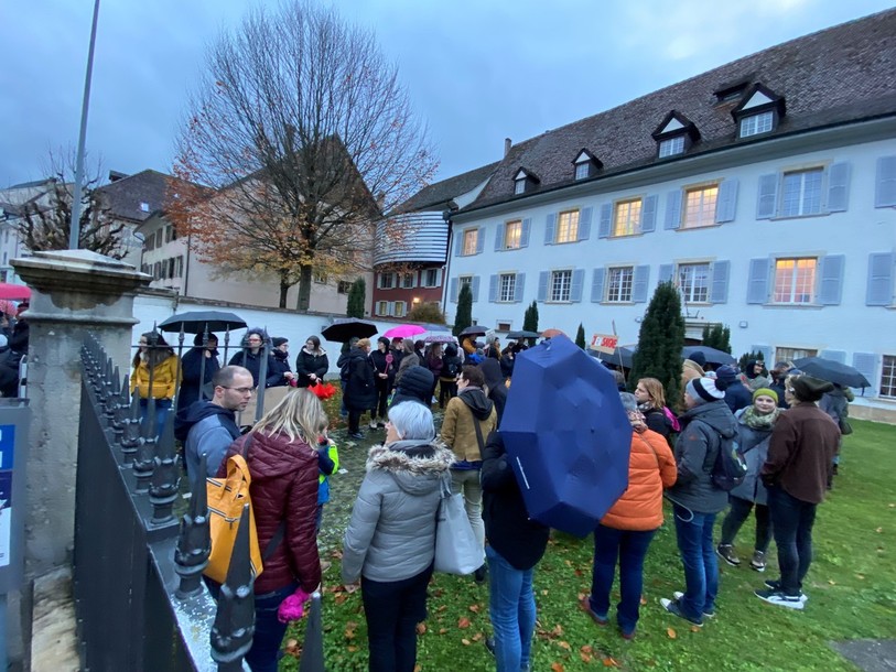 Plusieurs centaines de personnes sont venues manifester devant l'Hôtel du Parlement à Delémont.