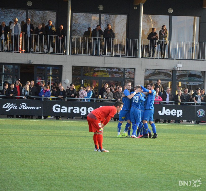 Wuthrich vient de marquer le 1-0, les joueurs chaux-de-fonniers se congratulent.