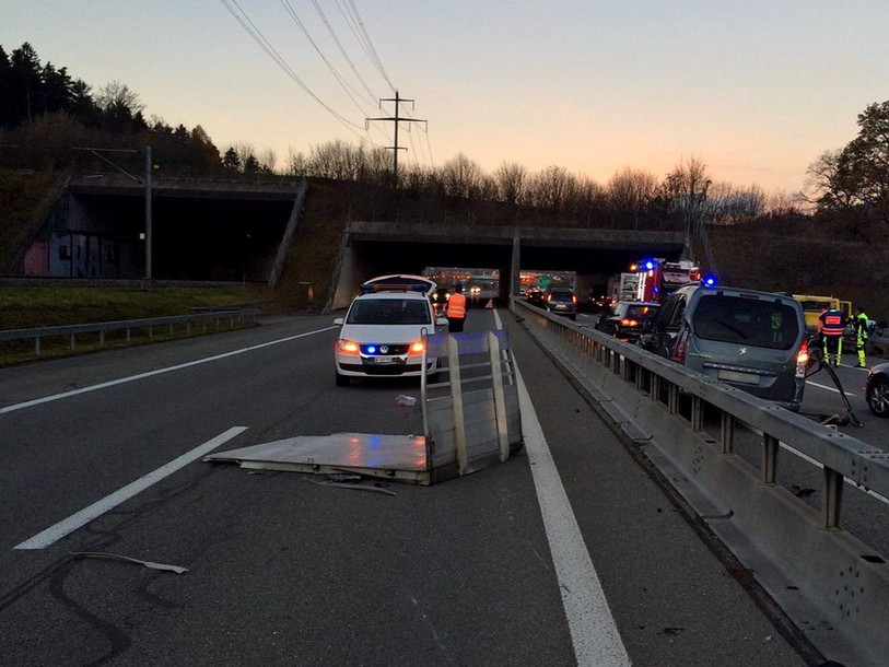 L'accident s'est produit à l'aube sur l'A5 à Bienne (photo: police cantonale bernoise)
