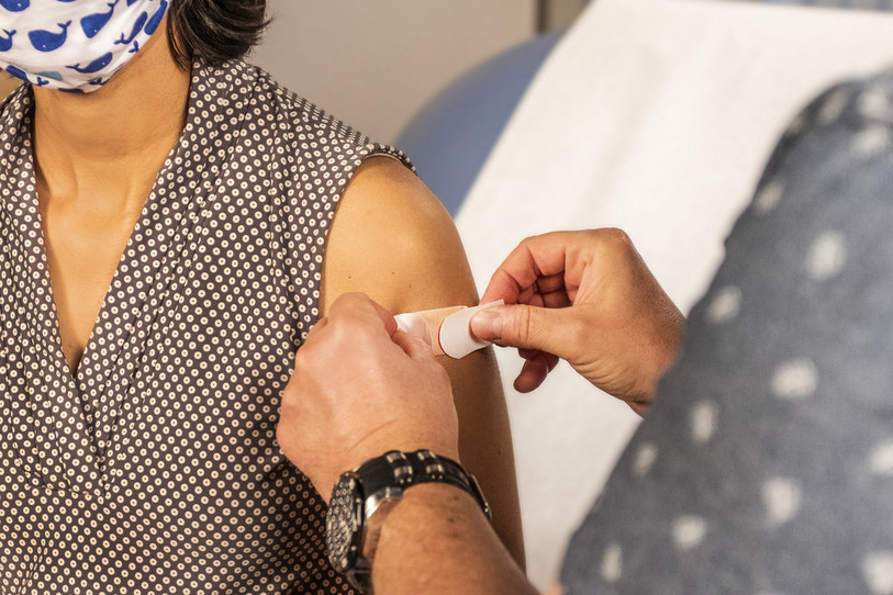 La vaccination contre la grippe saisonnière et le COVID-19 est recommandée pour les personnes à risques. (Photo d'illustration : libre de droits).