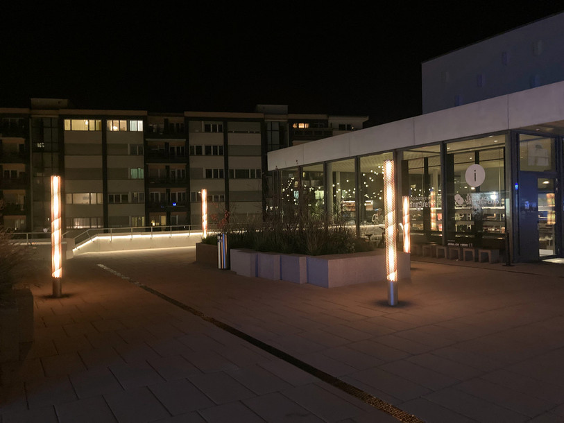 L'esplanade du Théâtre du Jura, illuminée en orange, pour marquer le soutien de Delémont à la journée internationale pour l’élimination de la violence à l’égard des femmes (photo : Municipalité de Delémont).