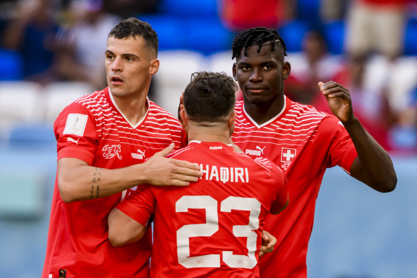 Le buteur Breel Embolo félicité par le passeur Xherdan Shaqiri et le capitaine Granit Xhaka (photo : KEYSTONE/Laurent Gillieron).