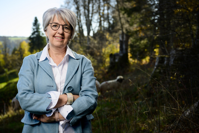 Elisabeth Baume-Schneider dans son village des Breuleux. (Photo KEYSTONE : Jean-Christophe Bott).