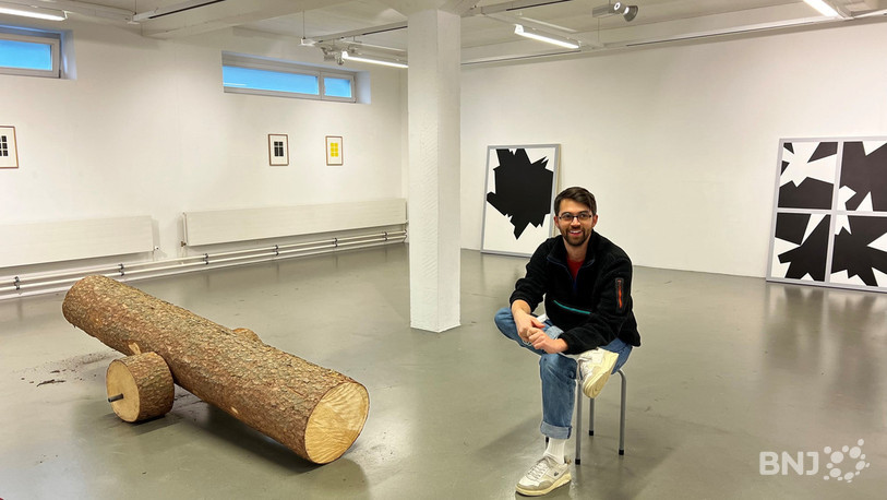 Denis Roueche au milieu de son exposition « Homme Canon » encore en cours de montage.