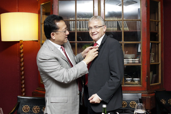 Le président du Conseil des représentants régionaux, Irman Gusman, remet l’épingle officielle d’Indonésie à son homolgue suisse, Claude Hêche.