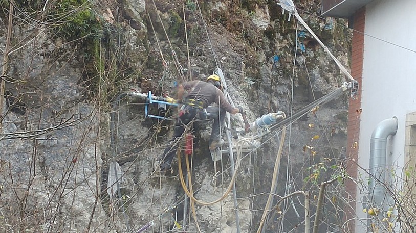 Les ouvriers sont en train de nettoyer la falaise avant d'installer des filets (ldd)