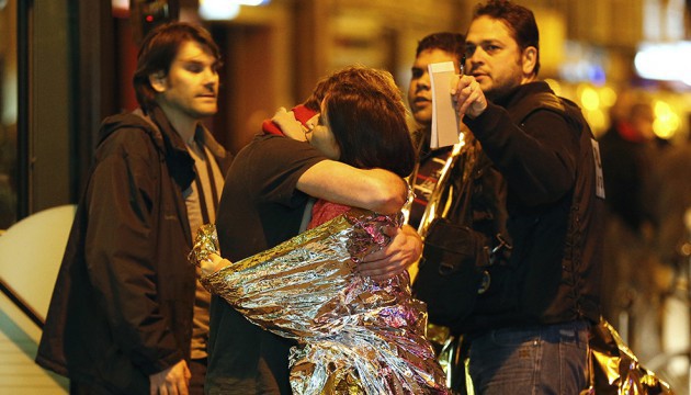 Victimes des attentats de Paris en train d'être réconfortées