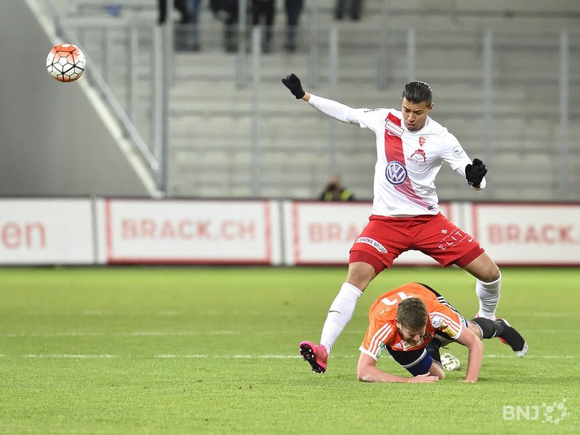 Le défenseur biennois Lucas prend le dessus sur un Vaudois mais c'est bien Lausanne qui empoche le pactole à la Tissot Arena (photo : Georges Henz)