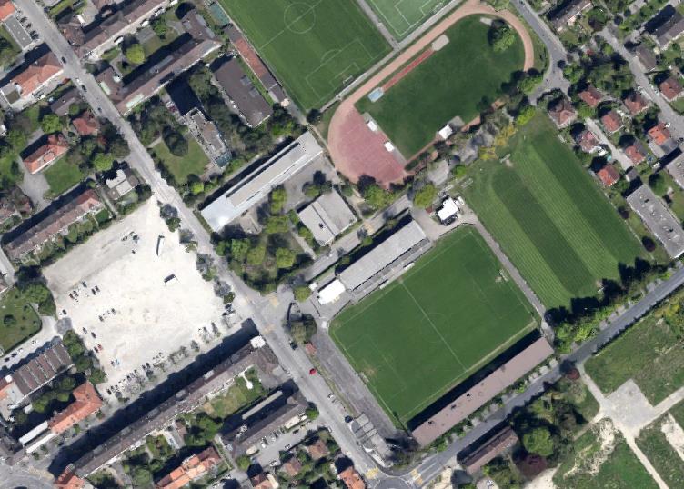 Le nouveau plan d'affectation concerne l'ancien Stade de la Gurzelen, l'école de la Champagne et son terrain d'athlétisme ainsi que la place de stationnements située aux abords. (photo: Google earth)